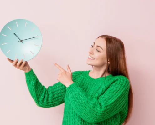 Zeitfaktor beim Kartenlegen: Universum und Ratsuchende mit Fragen zu Liebe, Partnerschaft und Dreiecksbeziehungen