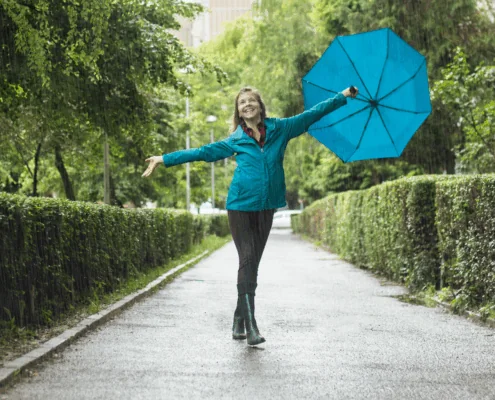 Starke Frauen meiden Stürme nicht - sie lernen im Regen zu tanzen