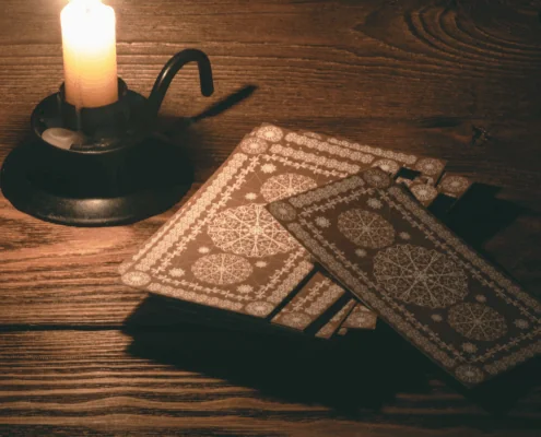 Woran liegt es, dass die Deutungen der Tarot-Karten bei unterschiedlichen Kartenlegerinnen unterschiedlich ausfallen?