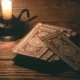 Woran liegt es, dass die Deutungen der Tarot-Karten bei unterschiedlichen Kartenlegerinnen unterschiedlich ausfallen?