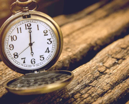 Die Zeit wird von der Uhr angezeigt und die Menschen werden von der Zeit gezeigt