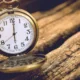 Die Zeit wird von der Uhr angezeigt und die Menschen werden von der Zeit gezeigt