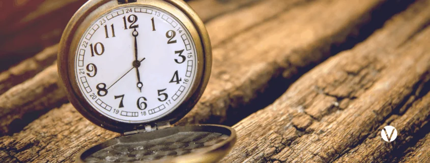 Die Zeit wird von der Uhr angezeigt und die Menschen werden von der Zeit gezeigt